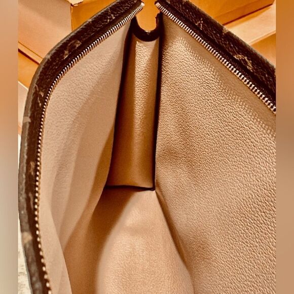 💯% Authentic Louis Vuitton Toiletry 26✨ - Picture 14 of 16